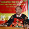 Le PM Nguyen Xuan Phuc offre des cadeaux aux personnes méritantes à Dak Nong