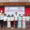 Remise de bourses à des étudiants brillants mais démunis à Thua Thien-Huê