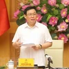 Le vice-PM Vuong Dinh Hue examine l'actionnarisation et la restructuration des entreprises publiques