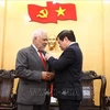L'ambassadeur du Venezuela reçoit l'insigne de l'Académie nationale de politique Ho Chi Minh