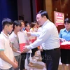 Le vice-PM Vuong Dinh Hue offre des cadeaux du Têt aux ouvriers et démunis à Tay Ninh