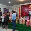 Des cadeaux pour des familles de Viet kieu démunis au Cambodge