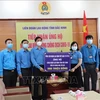 Remise de dons pour soutenir les travailleurs touchés par le COVID-19 à Bac Ninh