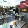 Hanoï : les salons de coiffure et les établissements de restauration reprennent leurs activités