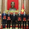 Le président Nguyen Xuan Phuc assigne des tâches à huit nouveaux ambassadeurs