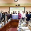 COVID-19: remise des fournitures médicales d'une valeur d'un million de dollars au Vietnam