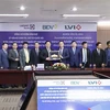 Le président de l'AN Vuong Dinh Hue travaille avec la Banque Laos-Vietnam