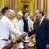 Le président Nguyen Xuan Phuc rencontre d’anciens gardiens de l'Oncle Hô