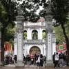 Туристы в Храме Литературы. (Фото: Чонг Дат/ВИА)