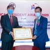 Президент JICA г-н Китаока Шиничи (слева) вручил Почетную грамоту директору Национального института гигиены и эпидемиологии. (Фото: корр./ Vietnam +)