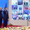 Премьер-министр Нгуен Суан Фук (слева) и министр промышленности и торговли Чан Туан Ань поприветствовали лидеров стран-участниц ВРЭП на онлайн-церемонии подписания ВРЭП 15 ноября. (Фото: ВИА)