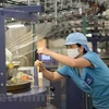 Предприятия наращивают производство, преодолевают трудности, связанные с воздействием пандемии COVID-19. (Фото: Vietnam +)