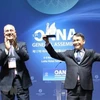 Генеральный директор ВИА получил награду за лучшее качество информации OANA, врученную ВИА председателем OANA 2016-2019 гг. Аслан Аслановым. (фото: Мань Хунг/ВИА)