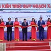 Вице-премьер Вьетнама Чинь Динь Зунг и деленаты на церемонии открытия выставки. (Фото: Зань Лам/ВИА).