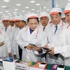 Председатель НС Нгуен Тхи Ким Нган посещает завод производства смарт-электроники Vinsmart. Фото: Чонг Дык/ВИА)