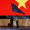 Министр культуры, спорта и туризма Вьетнама Нгуен Нгок Тхиен получил флаг от от председателя Комитета Олимпийские игры Филиппин Бамболь Толентино. (Фото: AFP/ВИА)
