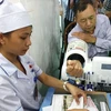 Медицинский осмотр людей в районном центре здоровья Ван Дон, провинция Куанг Нинь. (Фото: T.G/Вьетнам +)