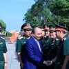 Премьер-министр Нгуен Суан Фук с командирами и офицерами Главного командования военного округа № 9. (Фото: Тхонг Ньят/ВИА)