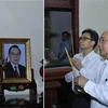 Руководители Вьетнама зажигают благовония в память о бывшем премьер-министре Фан Ван Хае. (Фото: Тхонг Нят/ВИА)
