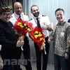 Посол Фам Винь Куанг поздравил экипаж первого полета Ханой-Бали. (Фото: Хыу Тьиен/Vietnam+)