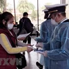 На пограничном переходе Монгкай между Вьетнамом и Китаем в провинции Куангнинь, рабочие работники здравоохранения усиливают надзор за посетителями. (Фото: ВИА)