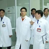 Заместитель премьер-министра Ву Дук Дам изучает готовность к карантинной обработке и лечению пациентов, инфицированных коронавирусом, в Национальной больнице тропических болезней (источник: ВИА)