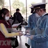 Заместитель министра здравоохранения Нгуен Чыонг Сон посещает специальный изолятор в больнице Дананг. (Фото: ВИА)