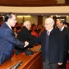 Генеральный секретарь и Президент Нгуен Фу Тронг (спереди справа) приветствует бывших лидеров Партии и Государства на встрече в Ханое 2 февраля (фото: ВИА)