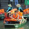 Туристы надевают маски во время посещения ландшафтного комплекса Чанган в провинции Ниньбинь (Фото: ВИА)
