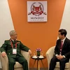 Заместитель Министра обороны Нгуен Чи Винь встретился с государственным советником Сингапура Хэн Чи Хоу 11 февраля. (Фото: Бао Чунг/ВИА)