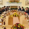 Вице-президент Данг Тхи Нгок Тхинь ведет переговоры с вице-президентом Индии Венкайей Найду. (Фото: Хай Ле/ВИА)