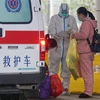 Медики оказывают помощь в зарегистрации пациентам, зараженным коронавирусом (COVID-19) в полевом госпитале в Ухане, провинция Хубэй, Китай, 14 февраля 2020 года. (Фото:Синьхуа/ВИА)