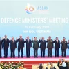 Руководители Министерств обороны стран АСЕАН вместе позируют на фото. (Фото: Зыонг Зянг)