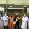 Два вылечившихся пациента COVID-19, выписанных из центральной больницы тропических болезней (второй филиал в Донг-ань, Ханой), 18 февраля. (Фото: Корр/ Vietnam+)