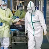 Медработники доставляют пациентов, инфицированных острыми респираторными инфекциями (COVID-19), в больницу Ухань, провинция Хубэй, Китай, 10 февраля 2020 года. (Фото: РЕЙТЕР/ВИА)