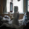 Медработник лечит пациентов в больнице в Ухане, провинция Хубэй, Китай, 22 февраля 2020 г. (Фото: Синьхуа/ВИА)