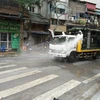 Утром 7 марта Химическая сила армии направила отряды в районы улицы Чанву и Чукбать после выявления первого зараженного COVID-19 в Ханое. (Фото: Шон Бать / Vietnam+)
