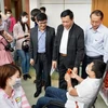Заместитель министра здравоохранения До Сюань Туйен (стоит второй справа) посещает доноров на мероприятии по сдаче крови в штаб-квартире Министерства здравоохранения в Ханое. (Фото: ВИА)