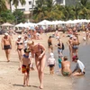 Иностранные туристы на пляже Нячанг в 2020 году.