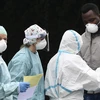 Медработники лечат пациентов, инфицированных COVID-19, в карантинной зоне больницы Брешиа в Ломбардии, Италия, 13 марта 2020 года. (Фото: AFP/ВИА)