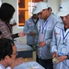 Вьетнамские рабочие завершают процедуры для работы в РК (Фото: ВИА)