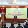 Премьер-министр Нгуен Суан Фук (стоит) во время кампании за общественную поддержку борьбы с COVID-19 (Фото: ВИА)