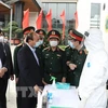 Премьер-министр Нгуен Суан Фук (второй слева) посещает мобильную тест-станцию SARS-CoV-2 медицинского института армии (Фото: ВИА)