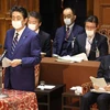 Премьер-министр Японии Синдзо Абэ (слева) выступает на заседании в Токио 7 апреля 2020 года. (Фото: AFP/ВИА)