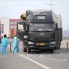 Работа по дезинфекции контейнеровоза на международном пункте пропуска Монгкай в Куангнине. (Фото: ВИА)