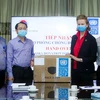 Постоянный представитель ПРООН Кейтлин Визен передает хирургические маски представителям Министерства здравоохранения Вьетанма. (Фото: ПРООН, Вьетнам)