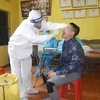 Медицинский работник берет образцы для тестирования на COVID-19 у жителя коммуны Мелинь (уезд Минелинь, провинция Виньфук). (Фото: ВИА)