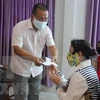 Сотрудник посольства Вьетнама в Камбодже оказывает помощь камбоджийским вьетнамцам (Фото: ВИА) 