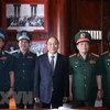 Премьер-министр Нгуен Суан Фук (третий слева) в Главном командовании ВВС и ПВО (Фото: ВИА) 