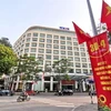 Улица Ли Тхыонг Киет в Ханое украшена флагами по случаю 45-й годовщины со Дня освобождения Юга и воссоединения страны (Фото: ВИА)